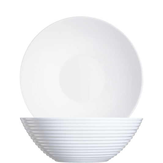 Weiße Teller gestapelt in Gastronomie