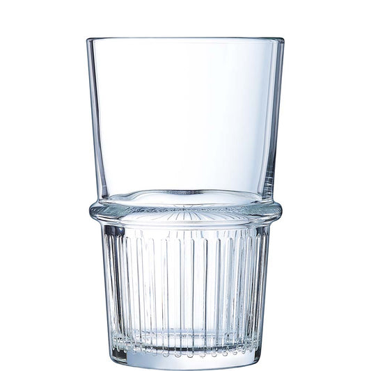 Klares Glas mit gerippter Basis