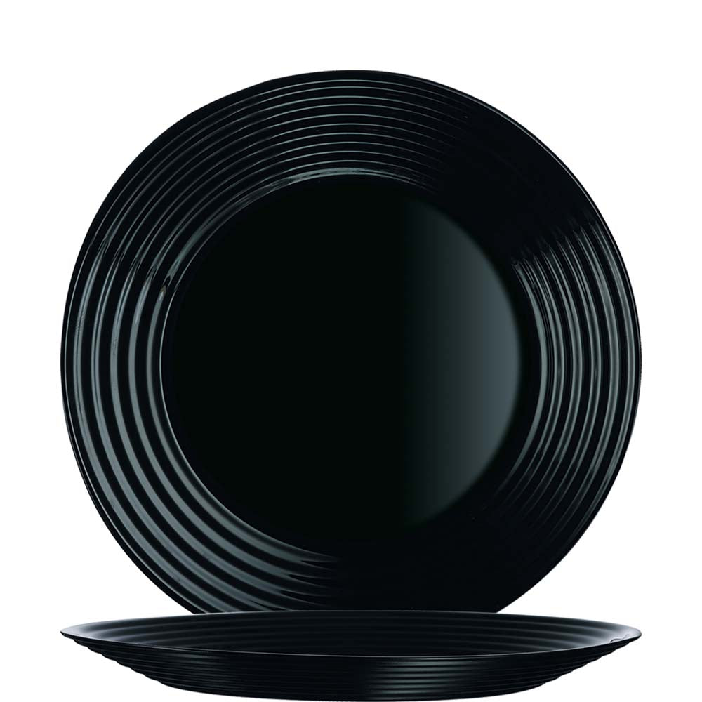 Schwarze Teller stapelbereit für Gastronomie