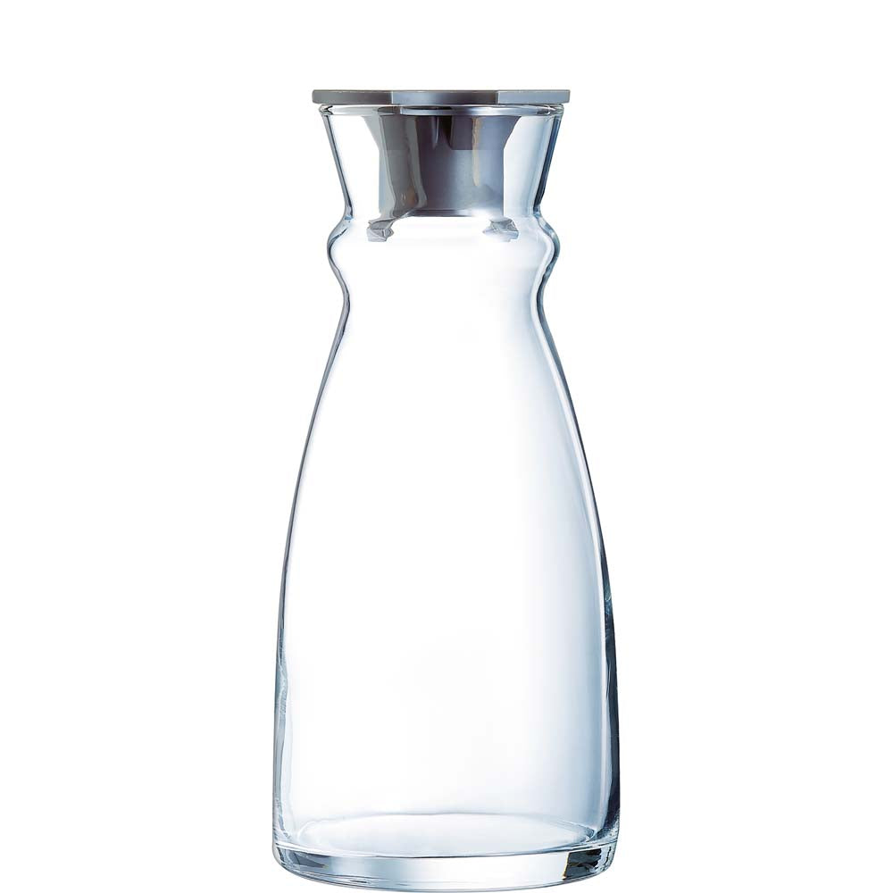 Glaskaraffe mit Wasser