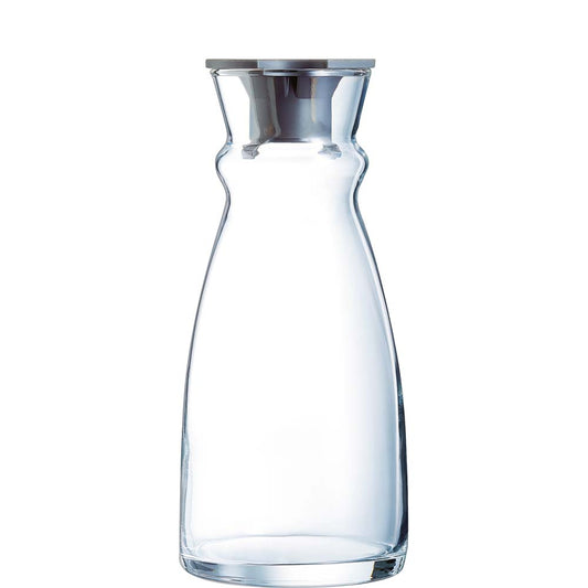 Glaskaraffe mit Wasser