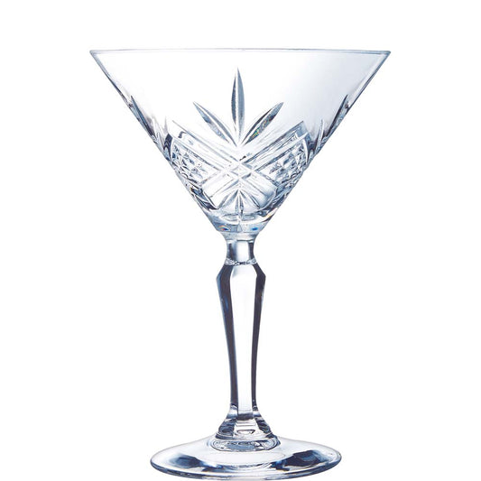 Kristallmartini-Glas auf weißem Hintergrund