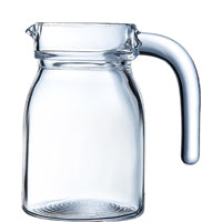 Glaskrug mit Wasser
