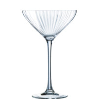 Leeres Coupé-Glas im Fokus