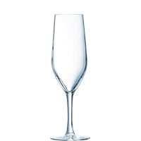 Champagnerglas vor weißem Hintergrund