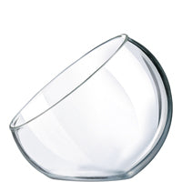 Schale aus Glas liegt seitlich