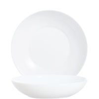 Weiße Teller und Schüssel gestapelt