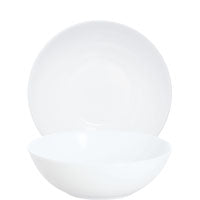 Weiße Teller und Schalen gestapelt