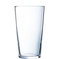 Leeres Trinkglas, transparent, schlicht