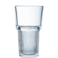 Transparentes Glas mit Rippenstruktur