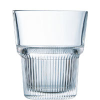 Glas mit Rippenstruktur