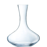 Leere Glas-Weindekanter auf weißem Hintergrund