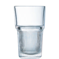 Klares Glas mit Rillen