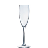 Champagnerglas vor weißem Hintergrund
