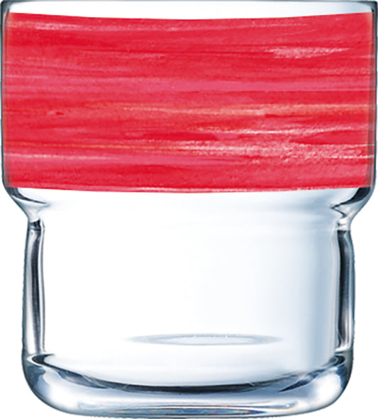 Glas mit rotem Etikett