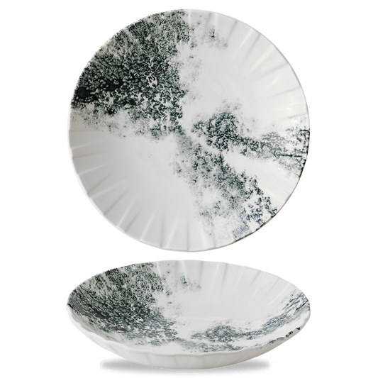 Zwei kunstvolle Teller mit Muster.