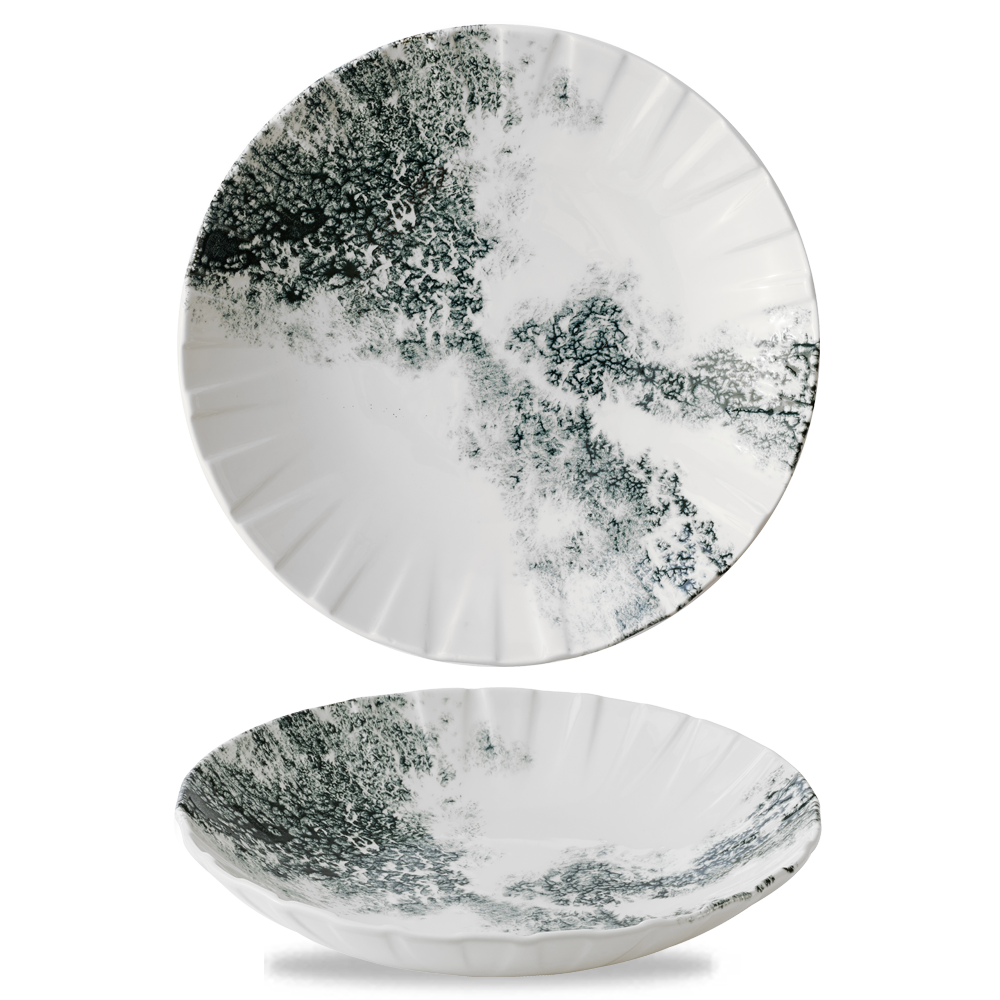 Zwei kunstvolle Teller mit Muster.