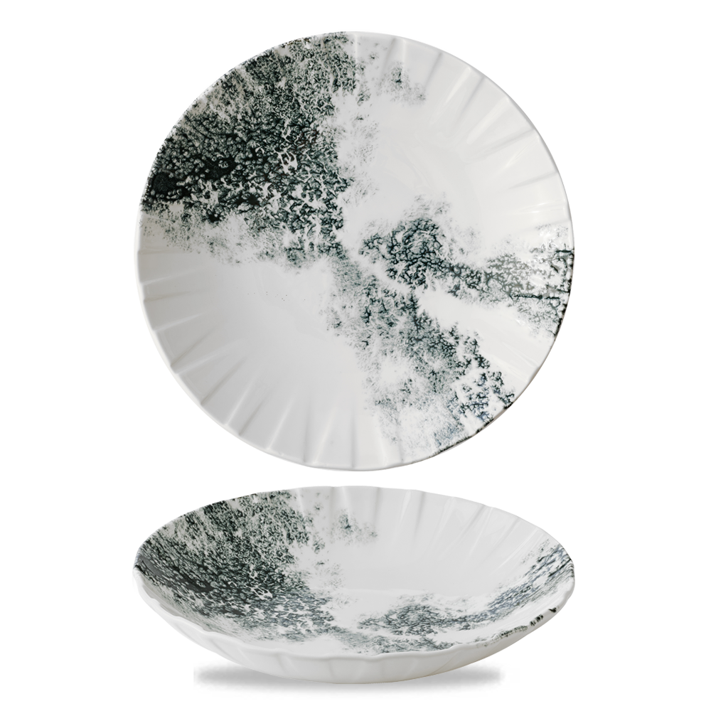 Zwei kunstvolle Teller mit Muster.