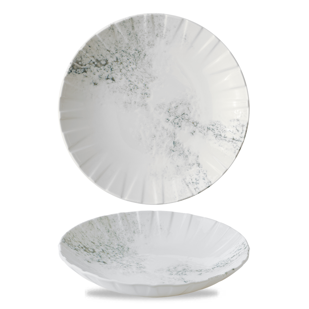 Zwei weiße, gemusterte Teller.