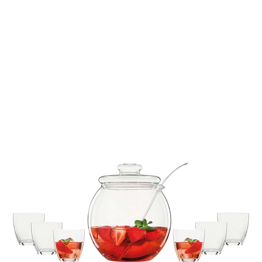 Karaffe mit Erdbeertee und Gläser