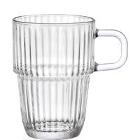 Transparenter Glasbecher mit Henkel