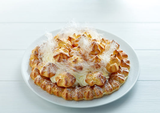 Dessert mit Waffeln und Sahne