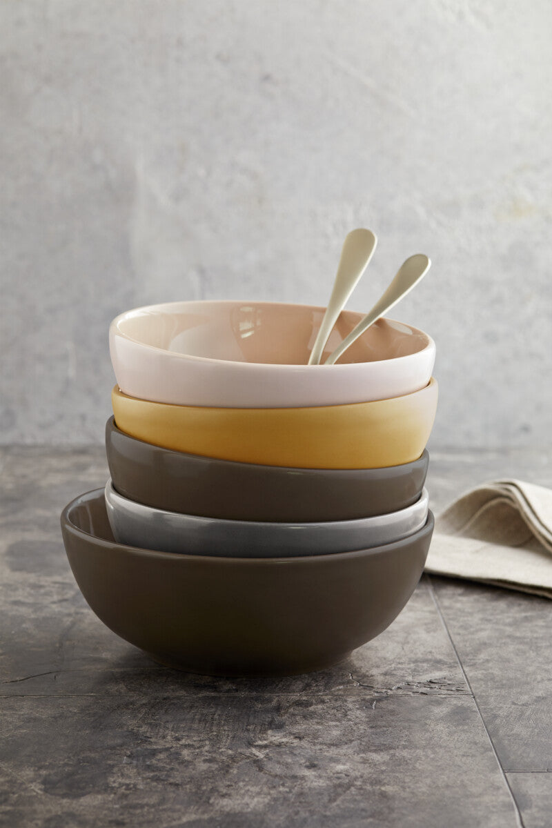 Bunte Schalen mit Besteck