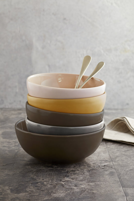Bunte Schalen mit Besteck
