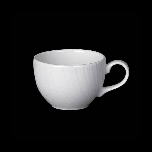 Weiße Tasse auf schwarzem Hintergrund.