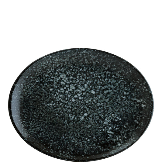 Schwarzer Teller mit Sprenkelmuster.