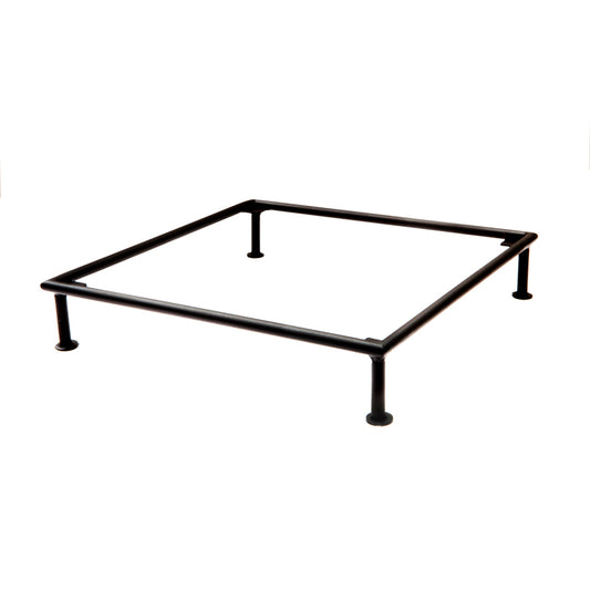 Schwarzer quadratischer Metallrahmen, freistehend.