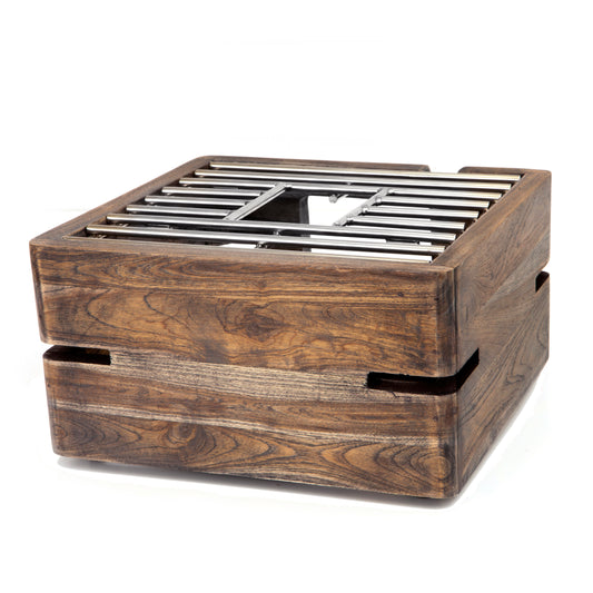 Holzkohlegrill mit Holzverkleidung.