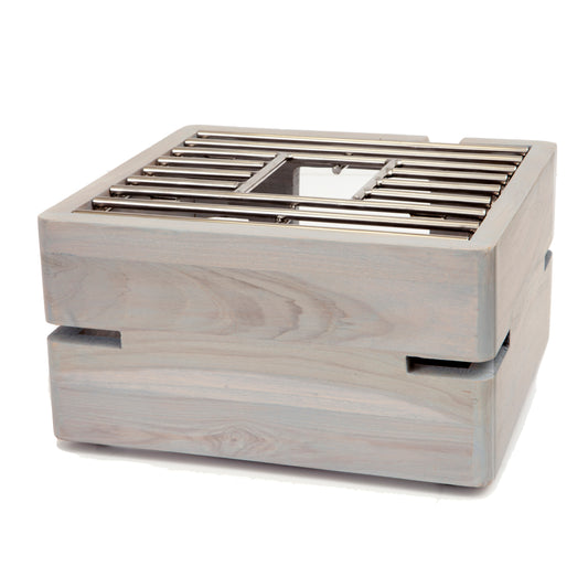 Holzkohlegrill mit Holzverkleidung.