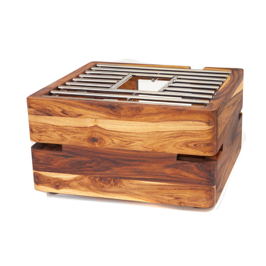 Holzgrill mit Metallrost oben.