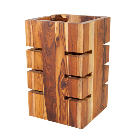 Holzblock mit Schlitzen, leer.