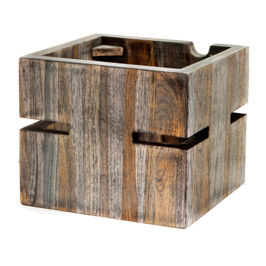 Holz-Aschenbecher mit Rillen.