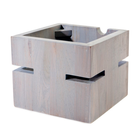 Holzbehälter mit Schlitzen, leer.