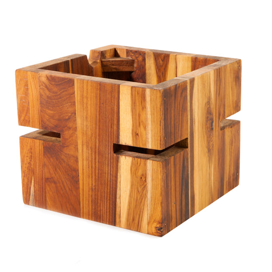 Holzblock mit Schlitzen, quadratisch.