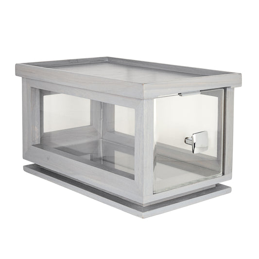 Holz-Vitrine mit Glastüren.