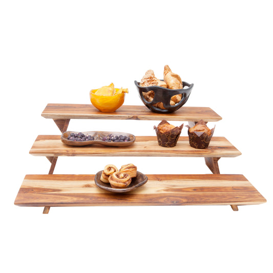 Holztabletts mit Gebäck und Obst.