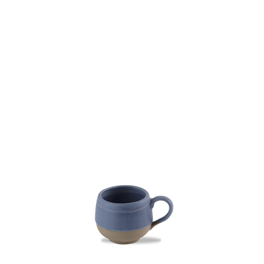 Blaue Tasse auf weißem Hintergrund.