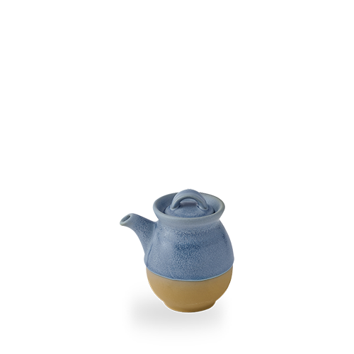 Blaue Teekanne auf braunem Untersetzer