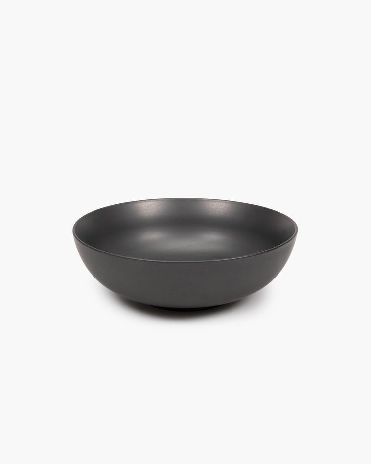 Schwarze Schüssel auf weißem Hintergrund.