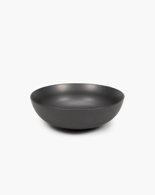 Schwarze Schüssel auf weißem Hintergrund.