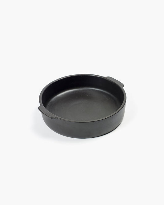 Schwarze gusseiserne Bratpfanne.