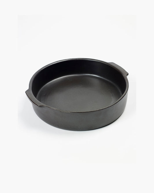 Schwarze gusseiserne Bratpfanne.