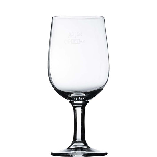 Leeres Weinglas auf weißem Hintergrund