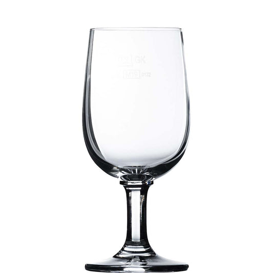 Weinglas vor weißem Hintergrund