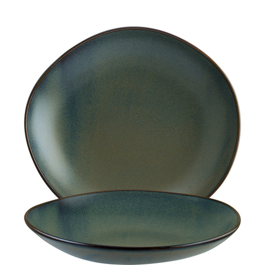 Zwei grüne Keramikteller, rustikal.