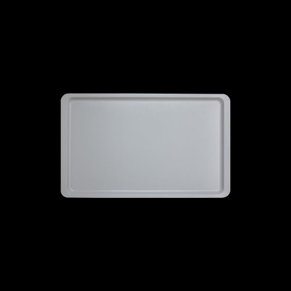 Metalltablett auf weißem Hintergrund.